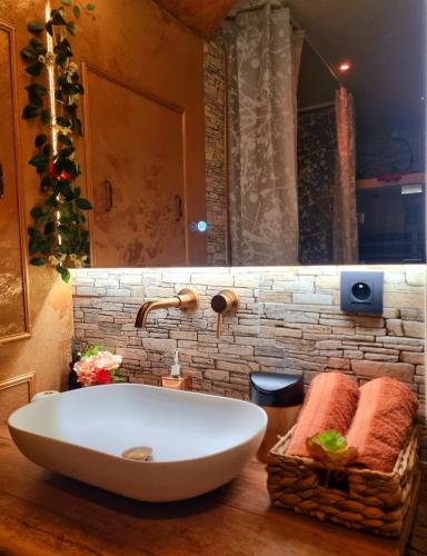 Una gran bañera blanca en un baño con un árbol de Navidad. en Aslyra "Appart-hôtel", en Lieja