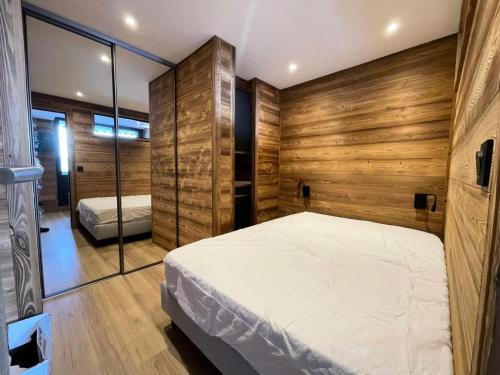 une chambre avec un lit et une paroi vitrée dans l'établissement Résidence Rond Point Des Pistes A - Appartement 2 pèces rénové, pieds des pistes MAE-2861, à Tignes