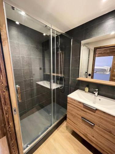 une salle de bain avec douche et lavabo dans l'établissement Résidence Rond Point Des Pistes A - Appartement 2 pèces rénové, pieds des pistes MAE-2861, à Tignes