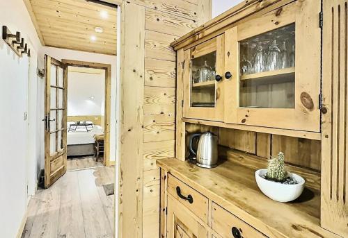 une cuisine avec des armoires en bois et un comptoir dans l'établissement Résidence Le Slalom - Sublime T2 tout confort entièrement rénové à deux pas du centre du Val Claret MAE-2661, à Tignes