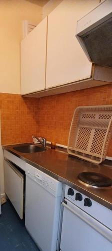 une cuisine avec un évier et une cuisinière dans l'établissement Résidence Curling B1-b2 - Appartement confortable · Proche des pistes MAE-6851, à Tignes