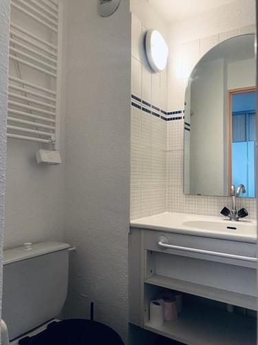 une salle de bain avec un lavabo et un miroir et des toilettes dans l'établissement Rond Point Des Pistes - Studio 4 personnes idéalement situé MAE-8301, à Tignes