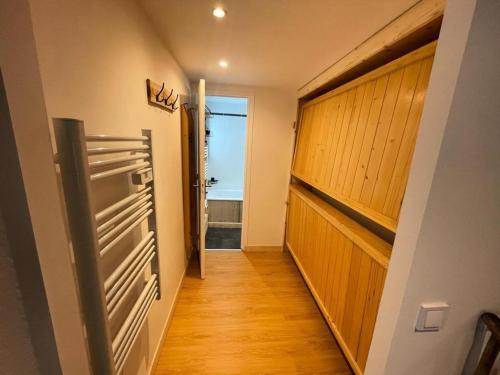 Elle comprend un couloir avec un réfrigérateur et une porte menant à une salle de bains. dans l'établissement Résidence Sefcotel - Studio rénové·Pieds des pistes ·Balcon MAE-8201, à Tignes