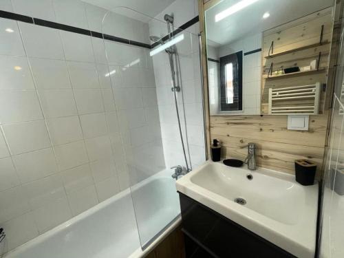 une salle de bain avec un lavabo, une douche et une baignoire dans l'établissement Résidence Sefcotel - Studio rénové·Pieds des pistes ·Balcon MAE-8201, à Tignes