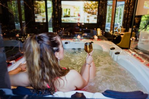 RoyalRelax Apartament w Lesie z Jacuzzi, Kinem domowym 88' - Białystok
