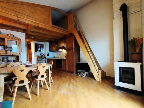 - une cuisine avec une table et un escalier dans une chambre dans l'établissement Résidence Aigle Royal - L'Aigle Royal MAE-7671, aux Houches