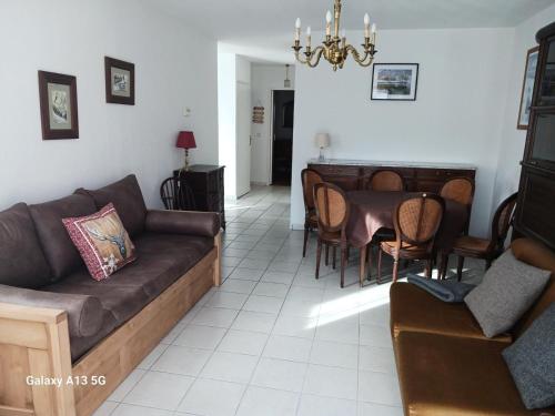 un salon avec un canapé et une table dans l'établissement Résidence Le Bergentrum - Spacieux 3 Pièces personnes proche du funiculaire et du centre de Bourg MAE-5981, à La Rosière