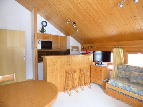 - une cuisine et une salle à manger avec une table et un canapé dans l'établissement Résidence Les Genelles - Appartement 3 Pièces situé à Méribel Altiport au pied des pistes de ski et proche du golf MAE-6691, à Les Allues