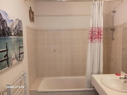 une salle de bain avec une baignoire et un lavabo dans l'établissement Résidence Le Bergentrum - Spacieux 3 Pièces personnes proche du funiculaire et du centre de Bourg MAE-5981, à La Rosière