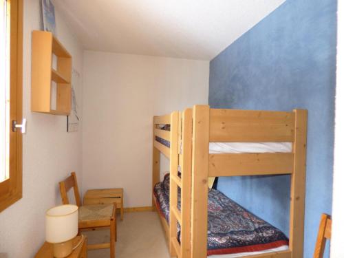 une chambre avec deux lits superposés dans une pièce dans l'établissement Résidence Les Genelles - Appartement 3 Pièces situé à Méribel Altiport au pied des pistes de ski et proche du golf MAE-6691, à Les Allues