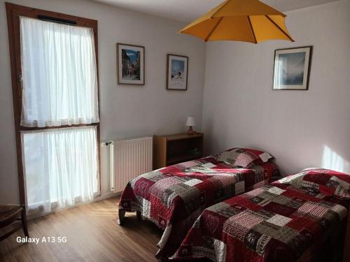 une chambre avec deux lits et une grande fenêtre dans l'établissement Résidence Le Bergentrum - Spacieux 3 Pièces personnes proche du funiculaire et du centre de Bourg MAE-5981, à La Rosière