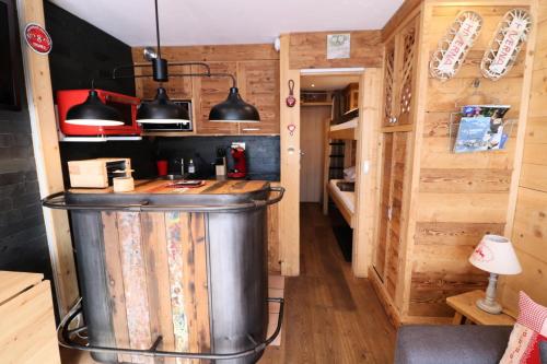 une cuisine avec une poubelle dans une petite maison dans l'établissement Résidence Home Club - Studio rénové · proche piste et commerce · balcon MAE-9081, à Tignes
