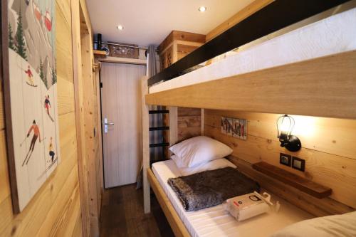 - une petite chambre avec des lits superposés dans l'établissement Résidence Home Club - Studio rénové · proche piste et commerce · balcon MAE-9081, à Tignes