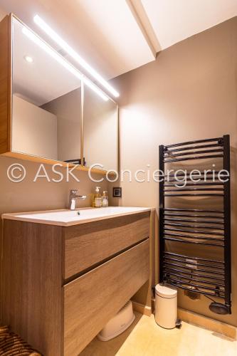 une salle de bain avec un lavabo et un grand miroir dans l'établissement Close to Gigaro beach, surrounded by nature, à La Croix-Valmer