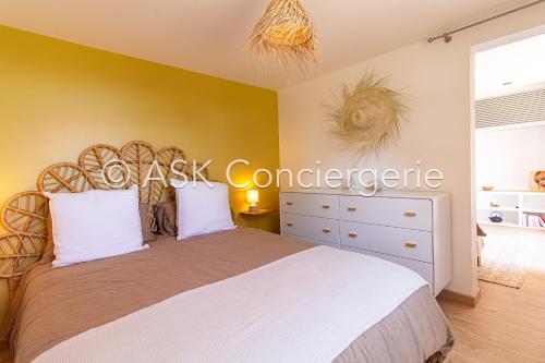 une chambre avec un grand lit et une commode dans l'établissement Close to Gigaro beach, surrounded by nature, à La Croix-Valmer