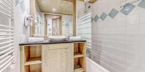 une salle de bain avec un lavabo et un miroir dans l'établissement Résidence Telemark - 3 Pièces pour 6 Personnes MAE-8461, à Tignes