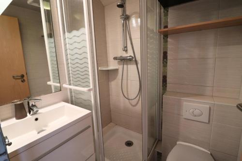 une salle de bain avec une douche, des toilettes et un lavabo dans l'établissement Résidence Palafour - Studette rénovée MAE-5531, à Tignes