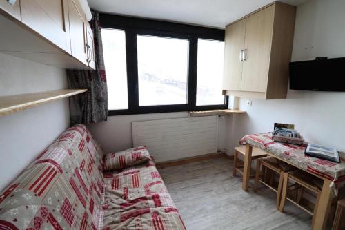 un salon avec un canapé et une table dans l'établissement Résidence Palafour - Studio lumineux · Pieds des pistes · Proche commerces MAE-5541, à Tignes