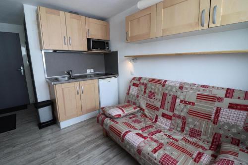 Cette petite chambre comprend un lit et une cuisine. dans l'établissement Résidence Palafour - Studio lumineux · Pieds des pistes · Proche commerces MAE-5541, à Tignes