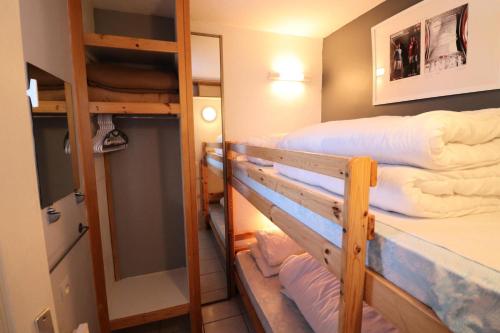 une chambre avec deux lits superposés dans une pièce dans l'établissement Résidence Hameau Du Borsat 3 - Appartement ski aux pieds·Balcon·Parking MAE-9681, à Tignes