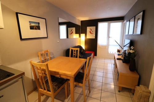 une cuisine et une salle à manger avec une table et des chaises dans l'établissement Résidence Hameau Du Borsat 3 - Appartement ski aux pieds·Balcon·Parking MAE-9681, à Tignes