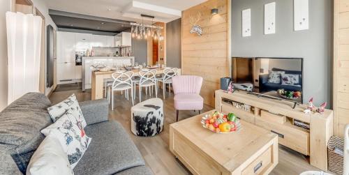 un salon avec un canapé et une table et une cuisine dans l'établissement Résidence Phoenix - 3 pièces cabine 6 personnes 4 MAE-6991, à Tignes