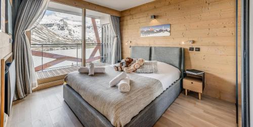 une chambre avec un lit avec un ours en peluche dessus dans l'établissement Résidence Phoenix - 3 pièces cabine 6 personnes 4 MAE-6991, à Tignes
