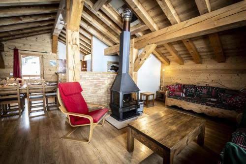 - un salon avec une cuisinière et une salle à manger dans l'établissement Les Chalets Du Cocoon - CHALET PIERRA MENTA 2 MAE-1621, à Aime La Plagne
