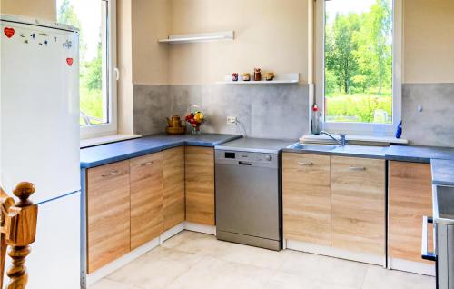 Η κουζίνα ή μικρή κουζίνα στο 3 Bedroom Lovely Home In Grunwald