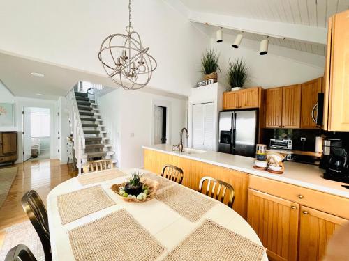 a kitchen and dining room with a table and chairs at Fenton House Villa BHI in Southport