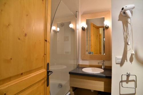 une salle de bain avec un lavabo, une douche et un miroir dans l'établissement Résidence Le Centaure - 2 Pièces pour 6 Personnes 531, à Aime La Plagne