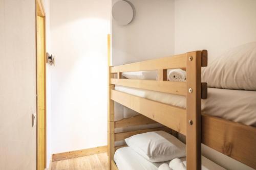 Ce lit superposé se trouve dans une petite chambre dotée de lits superposés. dans l'établissement Résidence Le Centaure - 5 Pièces pour 10 Personnes 551, à Aime La Plagne