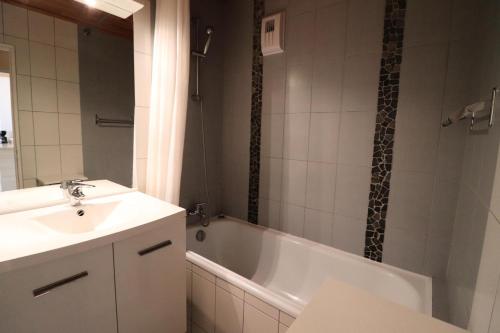 une salle de bain avec une baignoire et un lavabo et une baignoire dans l'établissement Résidence Tufs - Appartement 2 pièces·Pieds des pistes MAE-0741, à Tignes
