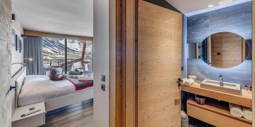 La salle de bains est pourvue d'un lit et d'un lavabo. dans l'établissement Résidence Phoenix - 5 pièces 8 personnes PREMIUM 4 MAE-2021, à Tignes