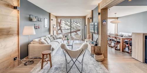 un salon avec un canapé et une table dans l'établissement Résidence Phoenix - 5 pièces 8 personnes PREMIUM 4 MAE-2031, à Tignes