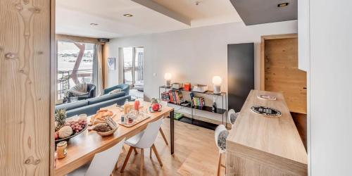 une cuisine et un salon avec une table et des chaises dans l'établissement Résidence Phoenix - 3 pièces cabine 6 personnes 4 MAE-2041, à Tignes