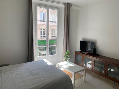 une chambre avec un lit et une fenêtre dans l'établissement Charming studio Paris City Center - Maubert Mutualité, à Paris