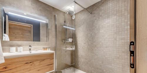 une salle de bain avec un lavabo et une douche dans l'établissement Résidence Phoenix - 5 Pièces pour 9 Personnes MAE-7991, à Tignes