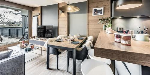 une cuisine et un salon avec une table et des chaises dans l'établissement Résidence Phoenix - 2 pièces cabine 5 personnes 4 MAE-8001, à Tignes