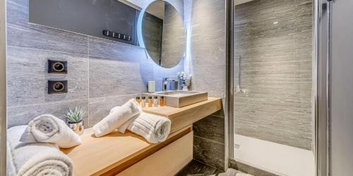 une salle de bain avec un lavabo et une douche dans l'établissement Résidence Phoenix - 2 pièces cabine 5 personnes 4 MAE-8001, à Tignes