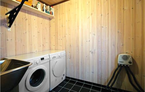 a laundry room with a washing machine and a sink at Skarsnuten in Hemsedal
