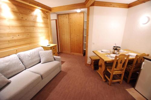 un salon avec un canapé blanc et une table dans l'établissement Résidence Hameaux Du Borsat - Petit 2 pièces rénové - ski au pied MAE-3584, à Tignes