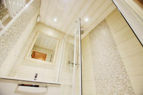 une douche avec une porte vitrée dans une salle de bain dans l'établissement Résidence Hameaux Du Borsat - Petit 2 pièces rénové - ski au pied MAE-3584, à Tignes