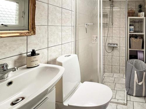 Un baño blanco con inodoro y lavabo. en 6 person holiday home in Hejls-By Traum, en Hejls