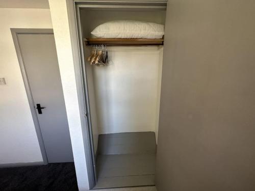 a room with a closet with a bed in it at Stylish 3-Bedroom House with Garden & Free Parking's, Prime location with private garden in Kidlington