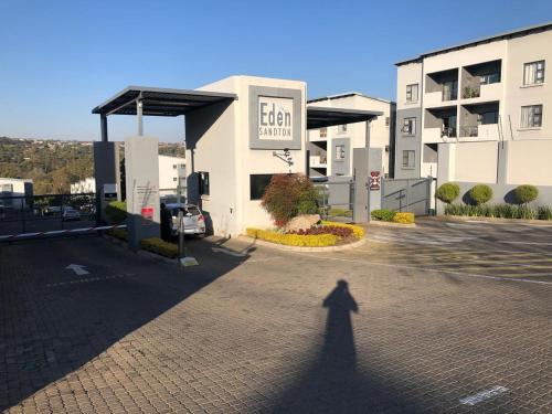 Ảnh trong thư viện ảnh của Exquisite Home In Sandton with Pool and Inverter ở Johannesburg