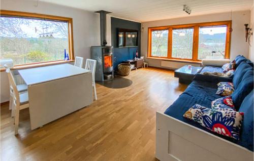 Χώρος καθιστικού στο 2 Bedroom Stunning Home In Hällingsjö