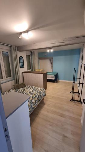 Un pat sau paturi într-o cameră la Le Nid de Trosly - grand, confortable et calme