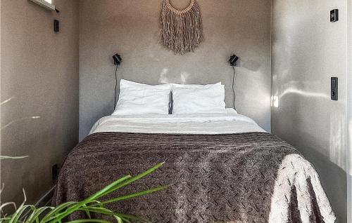 Katil atau katil-katil dalam bilik di Cozy Home In Vallda With Kitchen