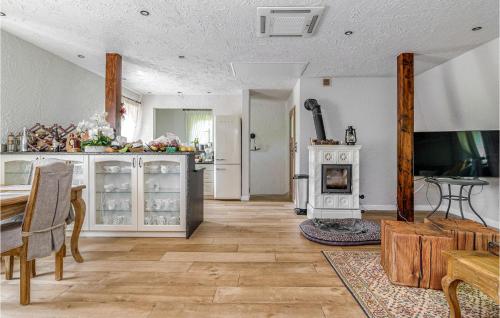 Η κουζίνα ή μικρή κουζίνα στο Amazing Home In Gniewino With Kitchen